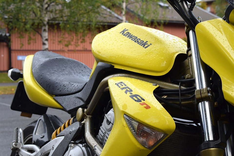 Żółty motocykl Kawasaki ER6N