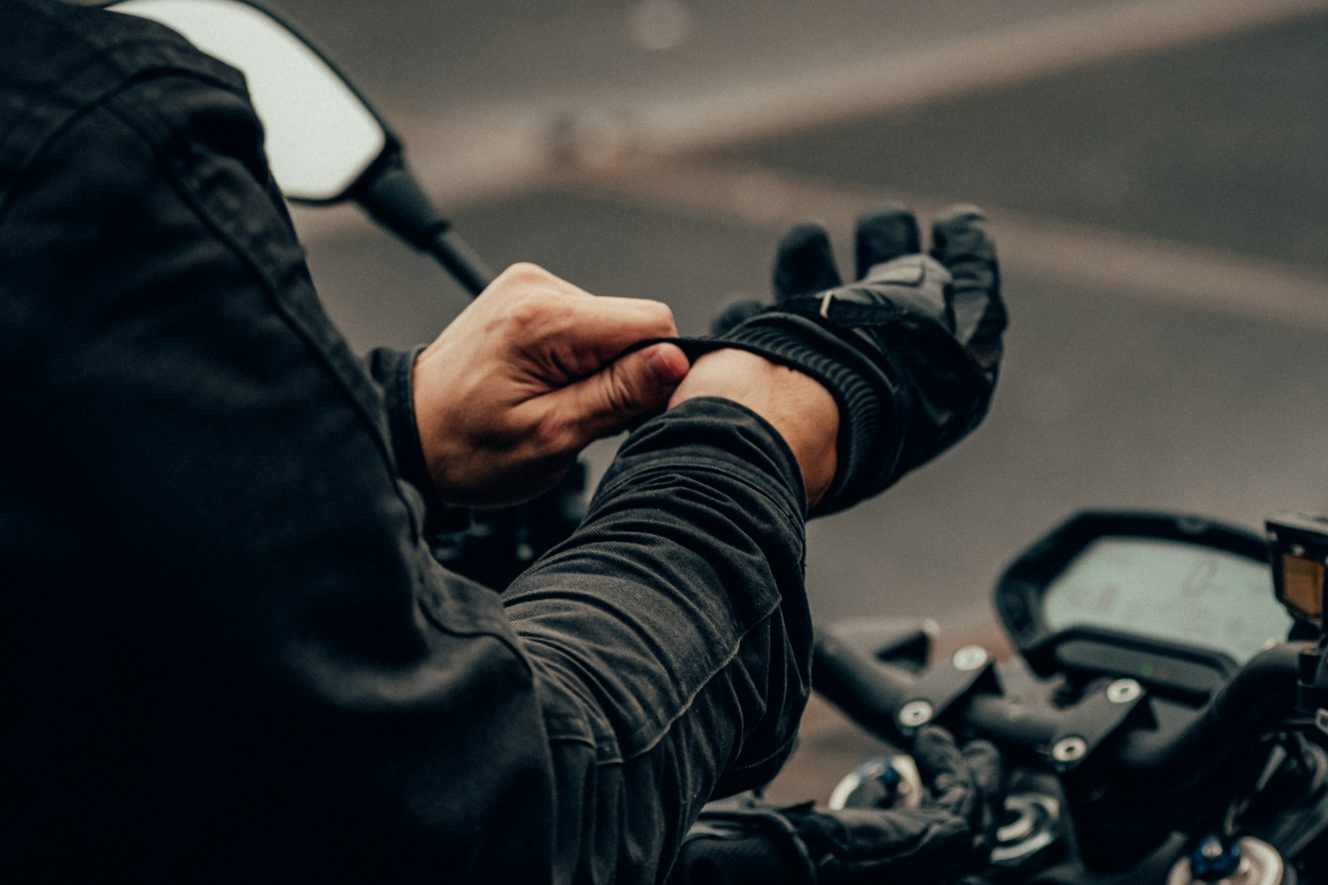 Rękawice motocyklowe - jak dbać o bezpieczeństwo dłoni w czasie jazdy?